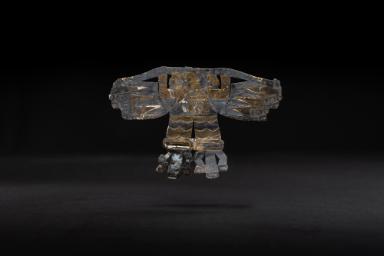 Schmuckfragment einer Gottheit mit Flügeln