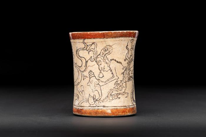 Kakaobecher mit mythologischer Szene im Codex-Stil