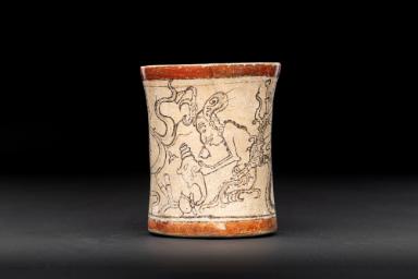Kakaobecher mit mythologischer Szene im Codex-Stil