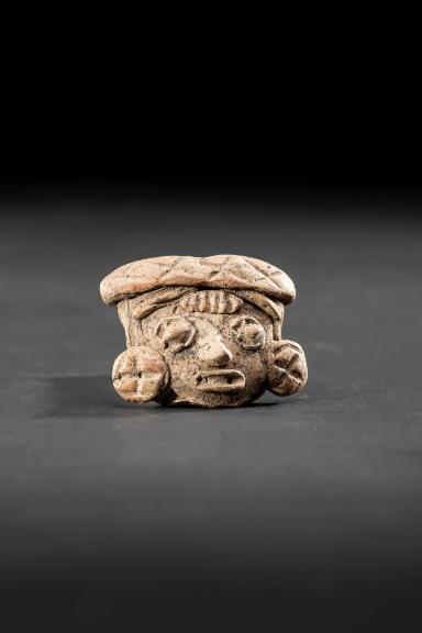 Köpfchenfragment einer weiblichen Figur mit Ohrschmuck