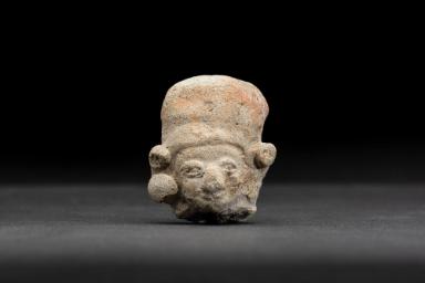 Köpfchenfragment einer Figur mit Kopfbedeckung