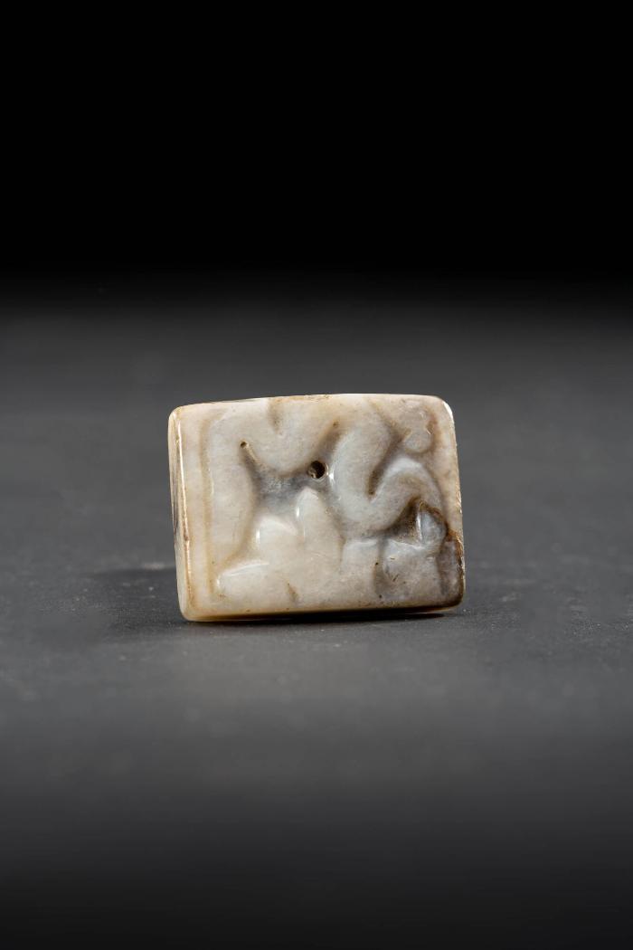 Fragment eines Anhängers oder einer Plakette aus Jade
