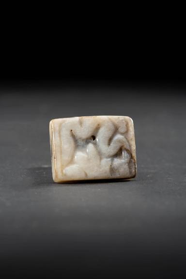 Fragment eines Anhängers oder einer Plakette aus Jade