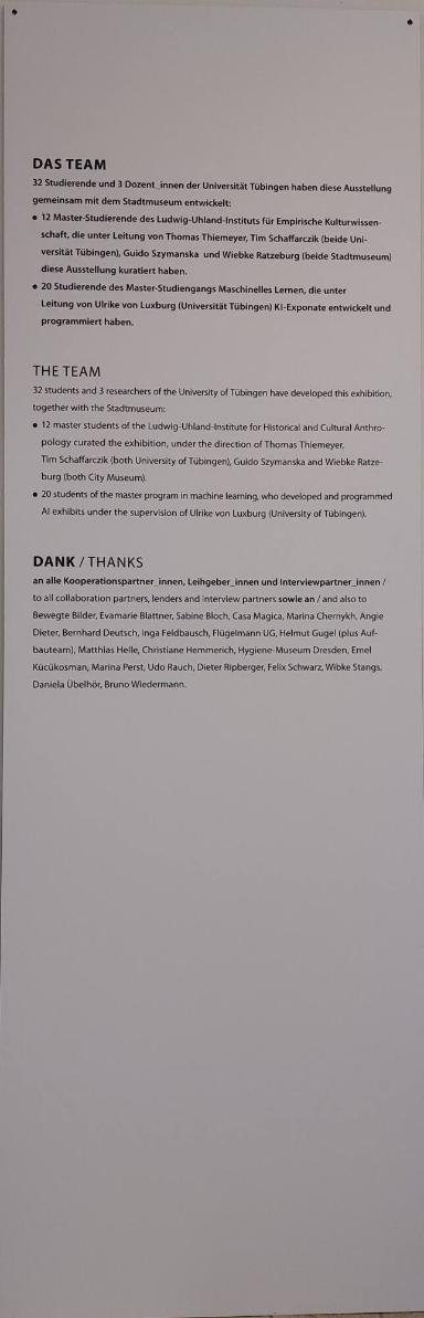 Austellungstafel mit Teilnehmer*innen, zum Studienprojekt: KI in Tübingen 