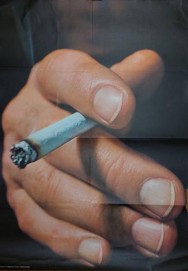 Zigarette in einer Hand