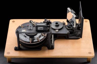 Infrarotspektrometer ohne Kristall (KBr Prism 60°)