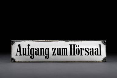 Hinweisschild "Aufgang zum Hörsaal"